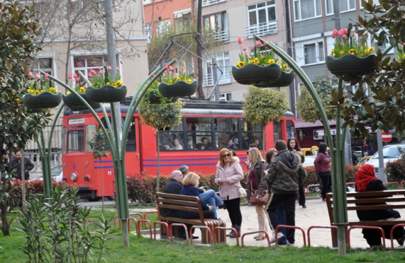 A roundabout in Moda in late March. The center of it is a mini park.  